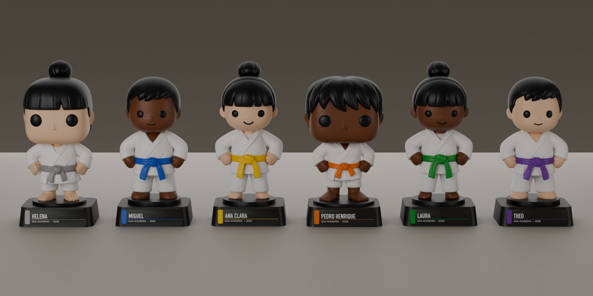 Seis troféus mini judoca lado a lado, de pele branca e de pele negra, com faixas cinza, azul, amarela, laranja, verde e roxa, cada um sobre base preta com o adesivo do nome do aluno: Helena, Miguel, Ana Clara, Pedro Henrique, Laura e Theo.
