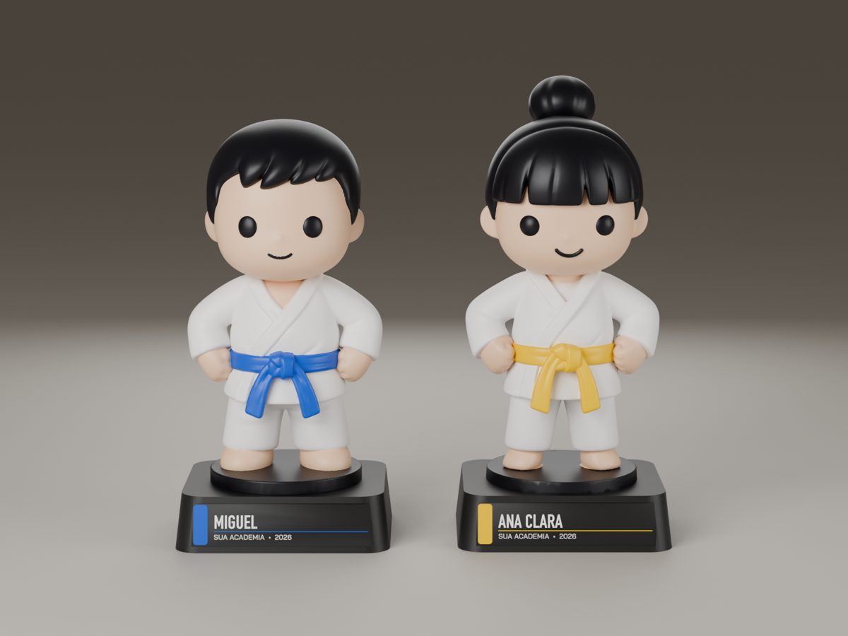 Mini judoca menino de faixa azul e mini judoca menina de faixa amarela, lado a lado, sobre bases pretas com o adesivo do nome.