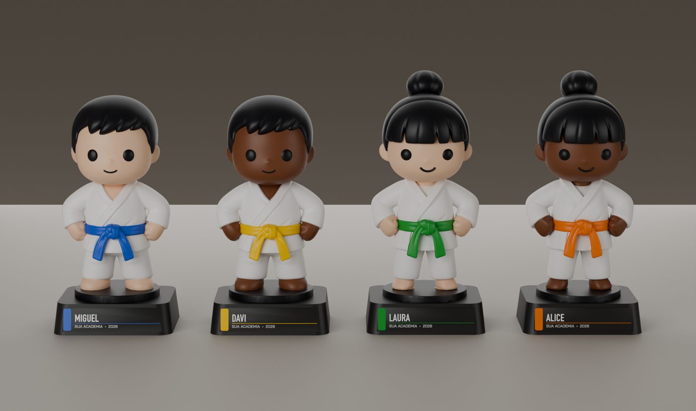 Quatro mini judocas: menino de pele branca e faixa azul, menino de pele negra e faixa amarela, menina de pele branca e faixa verde, menina de pele negra e faixa laranja.